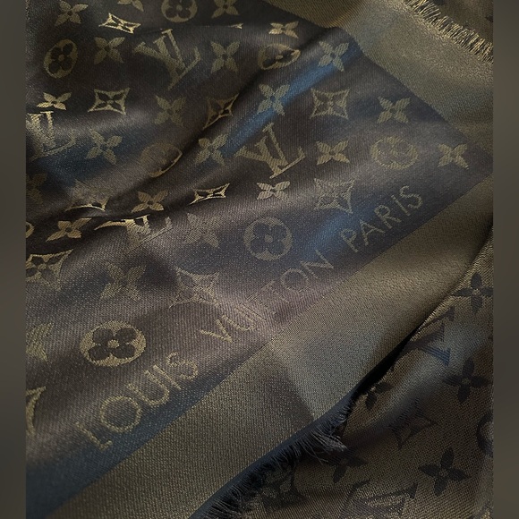 Louis Vuitton Monogram Scarf - Picture 4 of 10